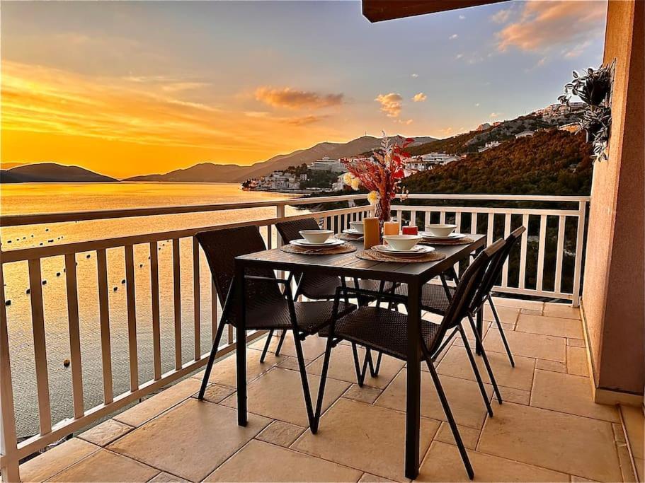 Beautiful Fully Renovated Apartment By The Sea, Large Balcony With Enchanting Views ネウム エクステリア 写真