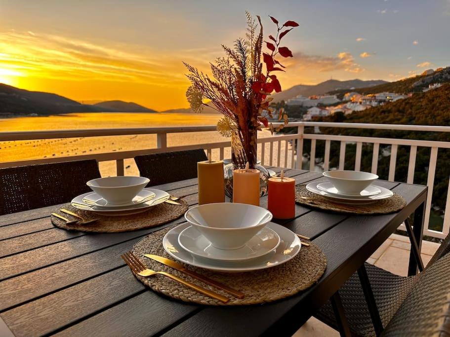 Beautiful Fully Renovated Apartment By The Sea, Large Balcony With Enchanting Views ネウム エクステリア 写真