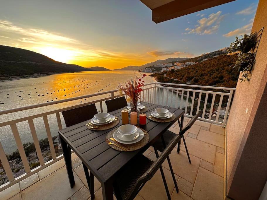 Beautiful Fully Renovated Apartment By The Sea, Large Balcony With Enchanting Views ネウム エクステリア 写真