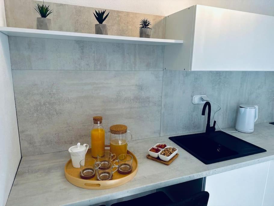 Beautiful Fully Renovated Apartment By The Sea, Large Balcony With Enchanting Views ネウム エクステリア 写真